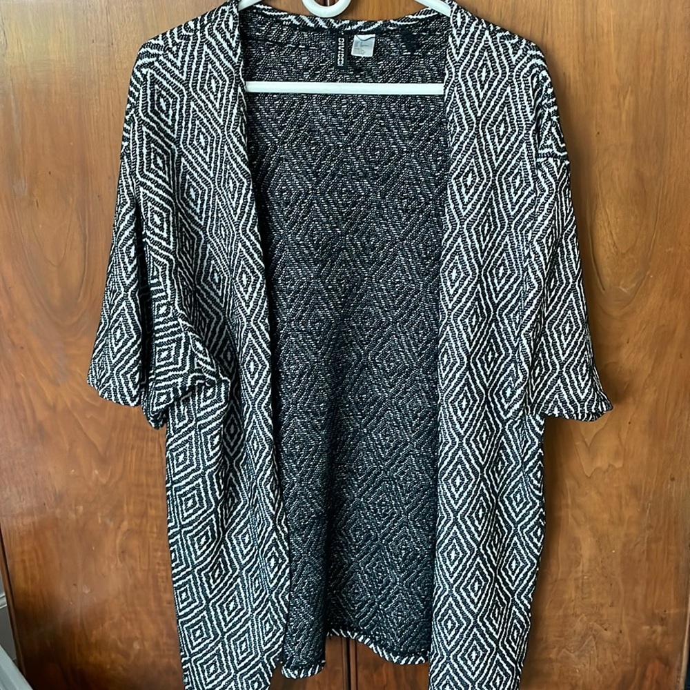 Black and white graphic sweater divided HM